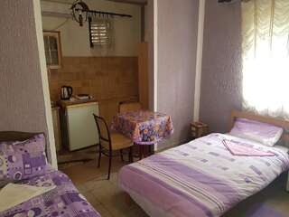 Гостевой дом Guest House Dragomir Сутоморе Трехместный номер с собственной ванной комнатой и основными удобствами-2