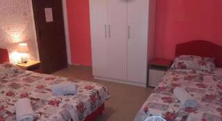 Гостевой дом Guest House Dragomir Сутоморе Четырехместный номер с собственной ванной комнатой-3
